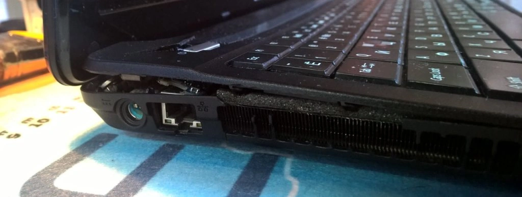 Замена петель на ноутбуке Lenovo