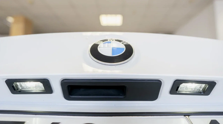 Установка камеры заднего вида BMW
